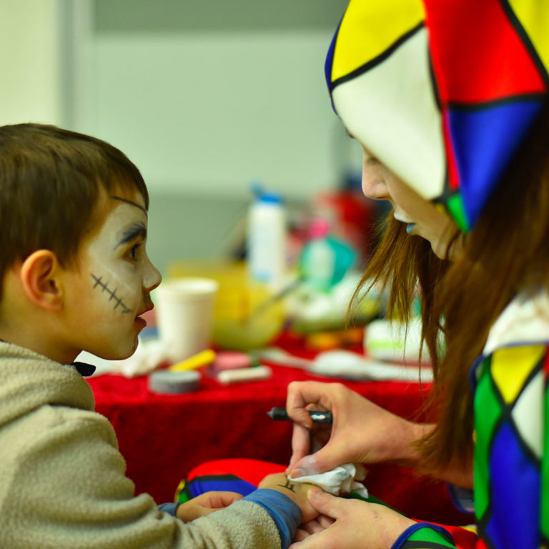 Spectacle de Noël Paris, Animation maquillage Paris, Spectacle Noël Île-de-France, événement noël, Animation pour arbre de Noël, Spectacle pour arbre de Noël, Réservez un spectacle pour arbre de Noël, Réservez animation maquillage Noël, Réservez animation pour arbre de Noël,